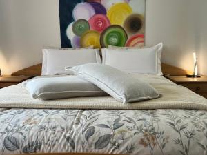 een bed met een deken en kussens erop bij Villa Formosa in Funchal