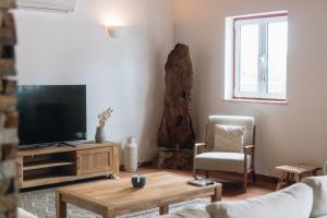 TV at/o entertainment center sa Casa Nook Arrifana