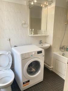 a bathroom with a washing machine and a toilet at Super appartement 3T proche Tour Eiffel in Paris