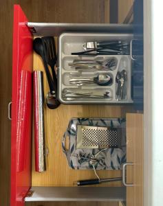 un cajón lleno de utensilios de cocina en un armario en Ottakringer Paradise, en Viena
