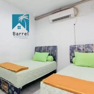 Tempat tidur dalam kamar di Barrel Homestay, 4 mins Mentawai fast ferry, food, drink, sleep, transport by nginapdipadang