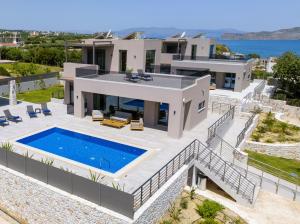 una imagen de una villa con piscina en Imperium Luxury Villas-Sauna, Jacuzzi, Heated Pool & Gym-Chania, en Kato Galatas