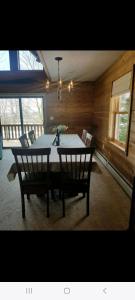 Sunset في Copake Falls: غرفة طعام مع طاولة وكراسي في غرفة