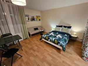 una camera con letto, tavolo e scrivania di studio centre-ville agréable a Vendôme