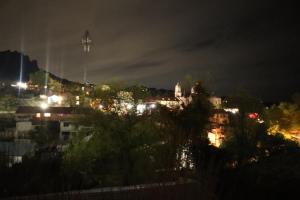- une vue sur la ville la nuit avec des lumières dans l'établissement EL CAPIRO, à Mineral del Chico