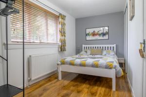 1 dormitorio con cama y ventana en 1 bed apartment central Hamilton free wifi with great transport links to Glasgow en Hamilton
