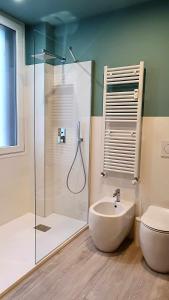 y baño con ducha, lavabo y aseo. en Blue Palm Jungle Studio Self Checkin Design, en Milán