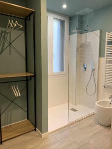 y baño con ducha y lavamanos. en Blue Palm Jungle Studio Self Checkin Design, en Milán