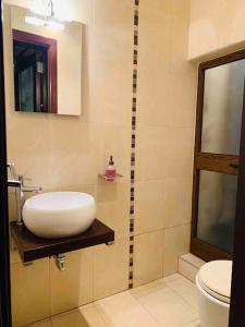 La salle de bains est pourvue d'un lavabo et de toilettes. dans l'établissement Authentic House of Character, à Il-Birgu