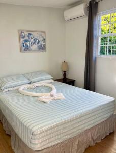 En eller flere senge i et værelse på Island Life Apartment