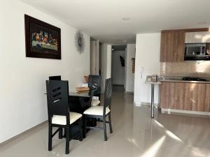 a kitchen with a table and chairs in a room at Hermoso apartamento lindas vistas in Santuario