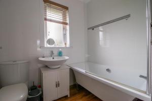 y baño con lavabo, bañera y aseo. en 1 bed apartment central Hamilton free wifi with great transport links to Glasgow en Hamilton