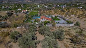 una vista aérea de una casa con patio en Villa Neveda mit Tennis und Basketballplatz en Datca