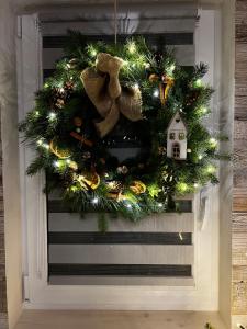 a christmas wreath on the front door of a house at oBłędne Chaty in Wünschelburg