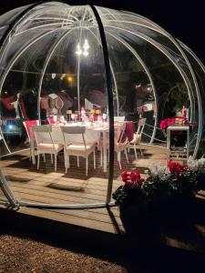 Zelt mit Tisch und Stühlen im Hof in der Unterkunft VillaLume in Marina di Castagneto Carducci