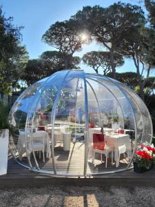 ein Kuppelzelt mit Tischen und Stühlen im Garten in der Unterkunft VillaLume in Marina di Castagneto Carducci