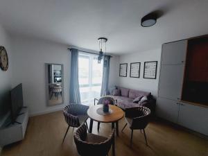 TV a/nebo společenská místnost v ubytování Nowe mieszkanie Kraków, bezpłatny parking, AWG APARTMENTS