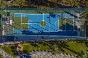 an overhead view of a basketball court on a building at Villa Pamira mit Basketballplatz in Eski Datca