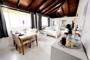 a living room with a table and a couch at Studio completo próximo à UFSC in Florianópolis