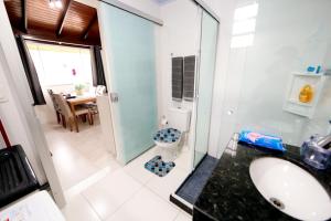 een badkamer met een wastafel en een toilet bij Studio completo próximo à UFSC in Florianópolis
