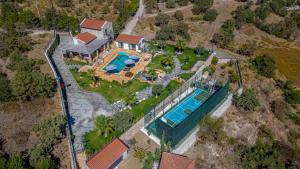 een luchtzicht op een huis met een zwembad bij Villa Pamira mit Basketballplatz in Eski Datca