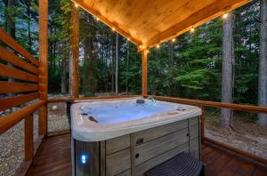Φωτογραφία από το άλμπουμ του Two Knights Luxury Cabin σε Broken Bow
