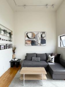 un soggiorno con divano e tavolino da caffè di Bright Spacious & Comfortable Hayes Valley Condo a San Francisco