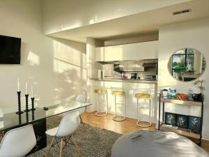 una cucina con tavolo e sgabelli da bar di Bright Spacious & Comfortable Hayes Valley Condo a San Francisco
