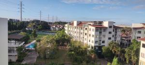 una vista aérea de un edificio de una ciudad en EL MEIR STAYCATION SMART CABIN BESIDE ENCHANTED KINGDOM, en Santa Rosa