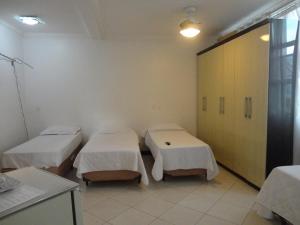 una camera ospedaliera con tre letti di Hotel Pousada Perdizes a San Paolo