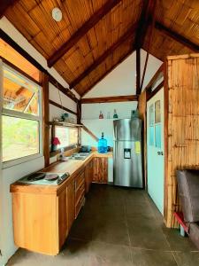 uma cozinha com um frigorífico de aço inoxidável e armários de madeira em Casa Las Mantas em Santa Marianita