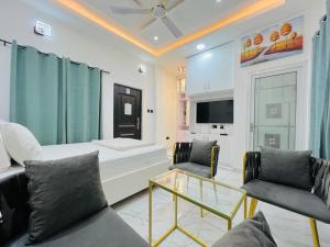 TV a/nebo společenská místnost v ubytování Kamara Lakeview Hotel