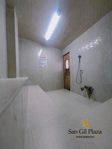 Cette grande chambre comprend une salle de bains pourvue d'une douche. dans l'établissement Apartamento para pareja., à San Gil