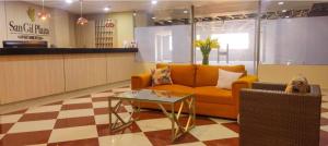 - un salon avec un canapé orange et une table dans l'établissement Apartamento para pareja., à San Gil