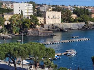 カターニアにあるLuxury Sisters House "Il Porticciolo"の水中の船を流す川