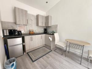 A kitchen or kitchenette at Ilford Town Centre Studio