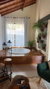 uma grande casa de banho com banheira num quarto em Pousada Brisa do Vale em Ipiabas