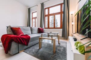 uma sala de estar com um sofá e uma mesa em Modern living in city centre em Košice