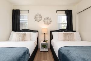 two beds sitting next to each other in a bedroom at Epic House in Atwater Village in Glendale