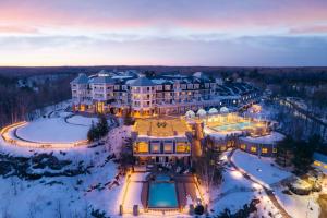 una vista aérea de un complejo en la nieve en JW Marriott The Rosseau Muskoka Resort & Spa, en Minett