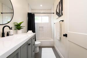 een witte badkamer met een wastafel en een toilet bij Epic House in Atwater Village in Glendale