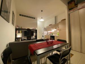 kuchnia i jadalnia ze stołem i krzesłami w obiekcie Residence Dall’Ara w Bolonii