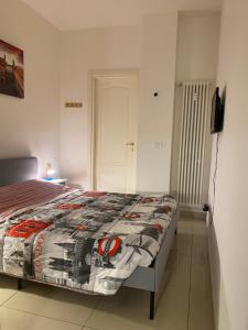 sypialnia z łóżkiem i telewizorem w obiekcie Residence Dall’Ara w Bolonii