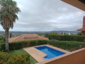 The swimming pool at or close to Villa El Mirador