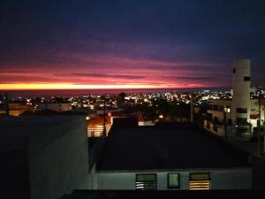 uma vista para o horizonte da cidade à noite em Moody's Share house (rooms 4 Rent) furnished or not em Tijuana