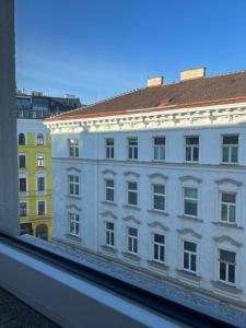 een raam met uitzicht op een gebouw bij Urban jungle apartment next to Pràter & old town in Wenen