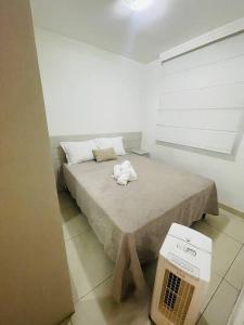 ein Schlafzimmer mit einem Bett und einem Handtuch darauf in der Unterkunft Apto VIP em frente à ARENA MRV / Expominas in Belo Horizonte