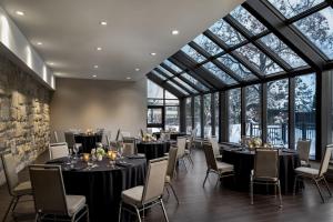 多瓦爾的住宿－蒙特利爾機場喜來登酒店，用餐室设有桌椅和窗户。