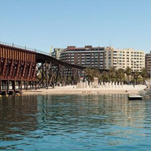 een waterlichaam met een strand en gebouwen bij Acogedor Apartamento frente al mar Elena y Michele in Almería
