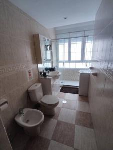 een badkamer met 2 toiletten en een wastafel bij Acogedor Apartamento frente al mar Elena y Michele in Almería